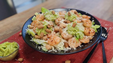 Yumurtalı Avokado Soslu Karidesli Salata Tarifi