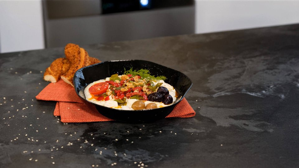 Yoğurt Soslu Kahvaltılık Cevizli Biber Nasıl Yapılır?