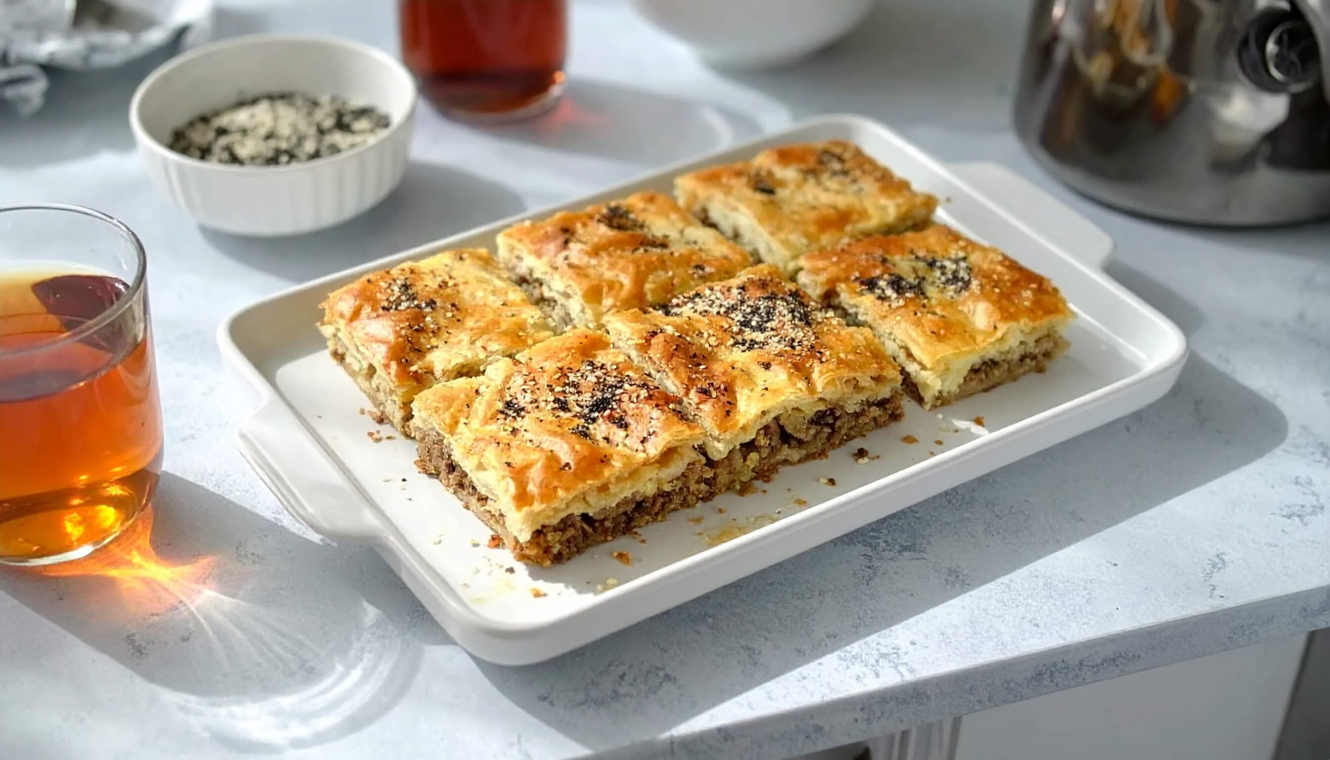 Fırında Bol Soğanlı Kıymalı Börek
