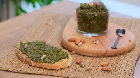 Bademli ve Fıstıklı Pesto Sos Nasıl Yapılır?