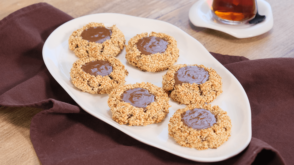 Muzlu ve Beyaz Susamlı Çikolata Soslu Kurabiye Tarifi