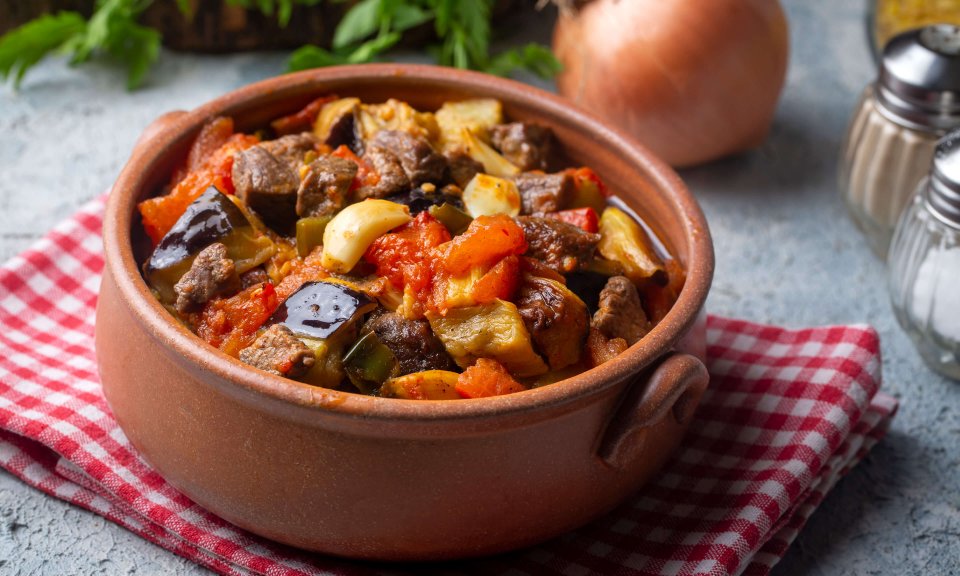 Güveçte Etli Patlıcan Tarifi