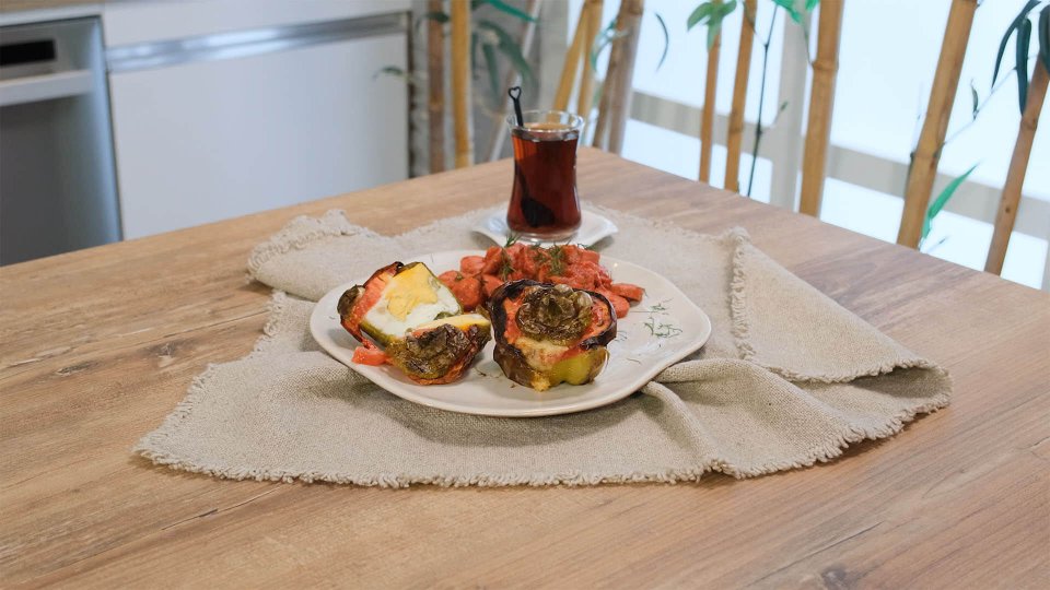 Yumurtalı Dolma Biber Yanında Domates Soslu Sosis Tarifi