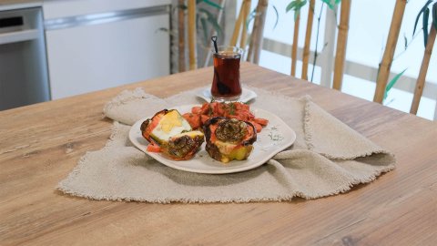 Yumurtalı Dolma Biber Yanında Domates Soslu Sosis Tarifi