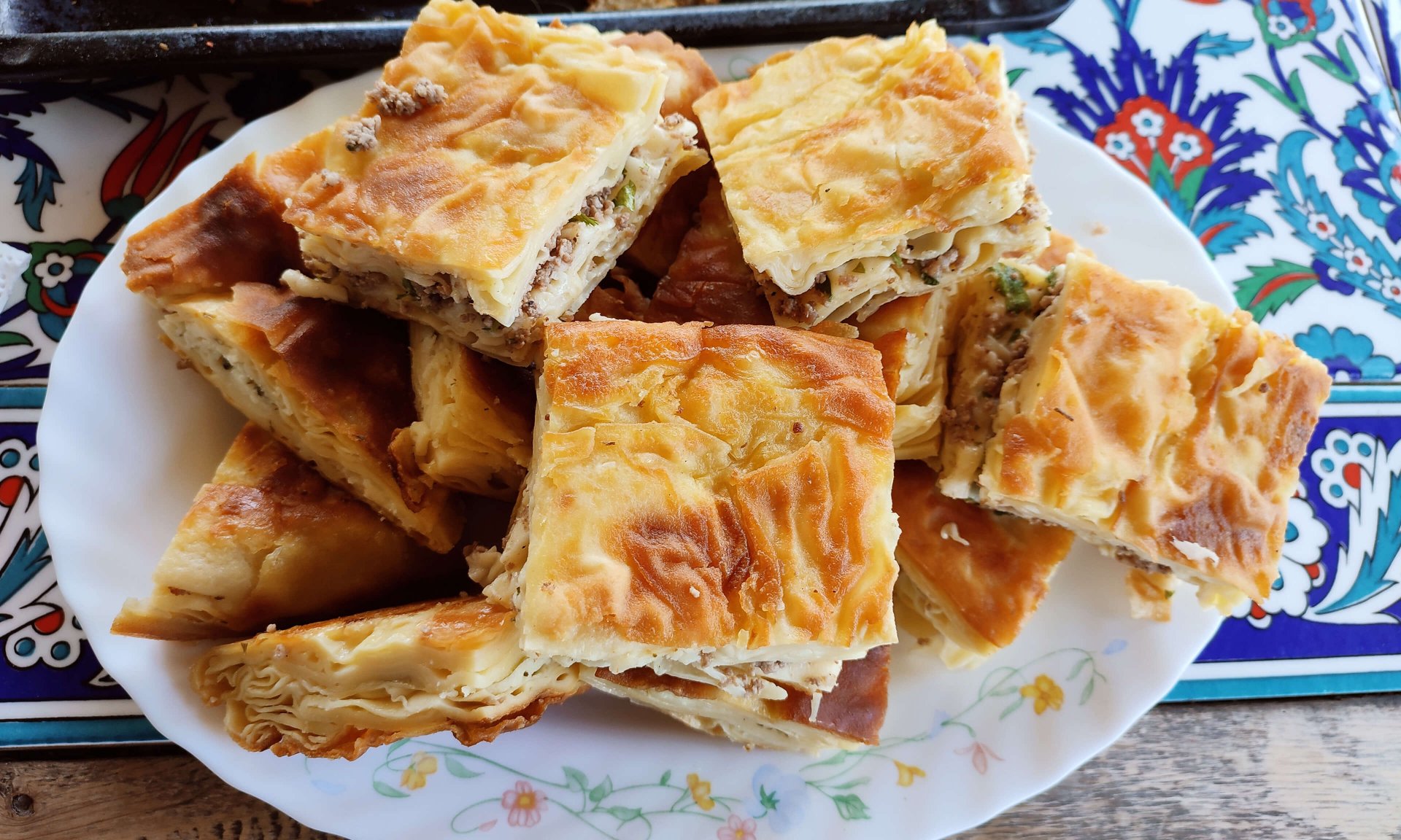 Kıymalı Tepsi Böreği Tarifi