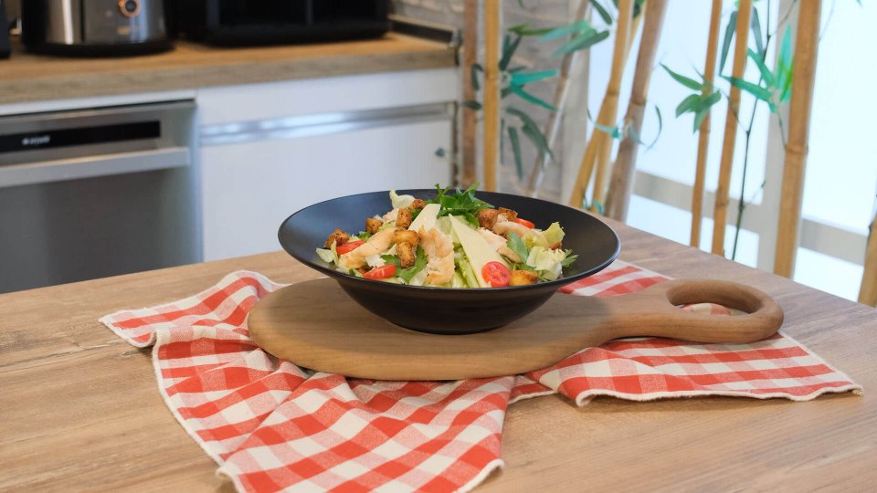 Tavuklu Sezar Salata ve Baharatlı Kruton Tarifi