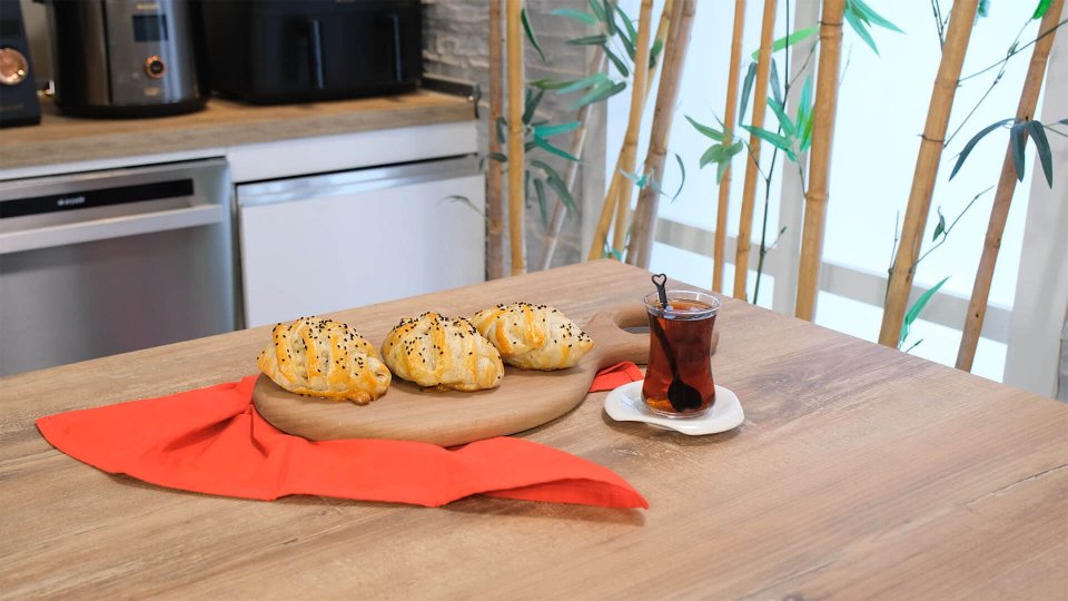 Krem Peynir ve Sosisli Milföy Tarifi