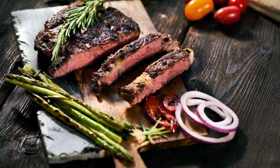 Fırında Kuşkanmaz Eşliğinde Biftek Tarifi