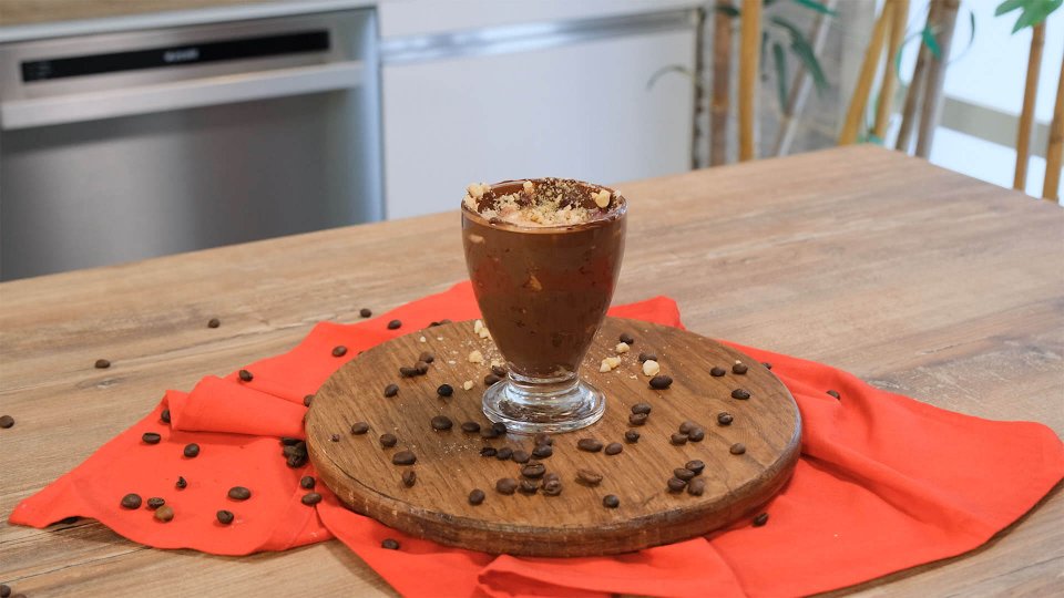 Fındıklı Dondurma ve Sürülebilir Çikolatalı Lungo Nasıl Yapılır?