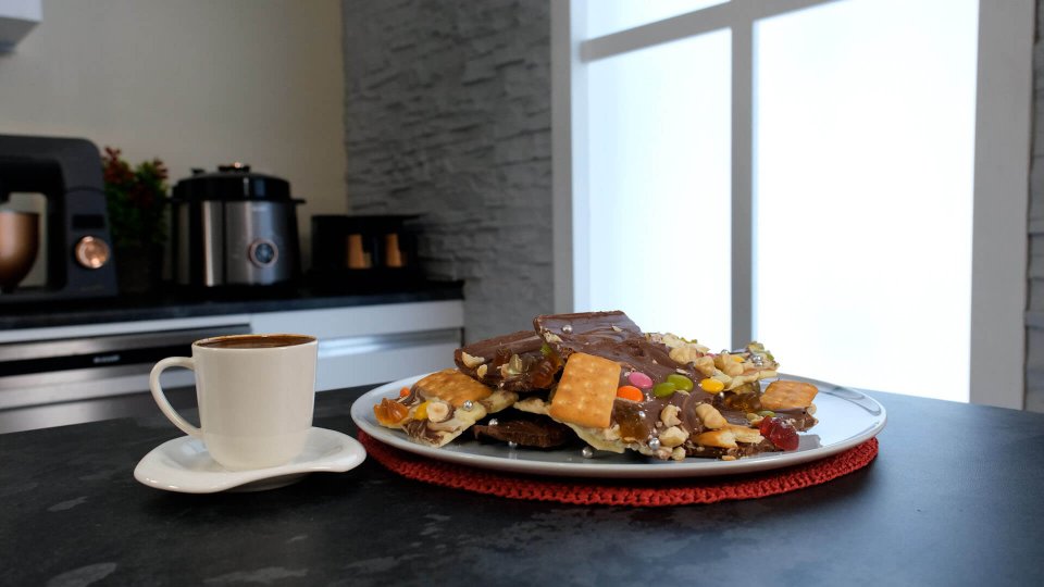 Şekerli Ve Krakerli Çikolata Tarifi