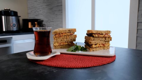 Sucuklu Ve Domatesli Omlet Sandviç Tarifi