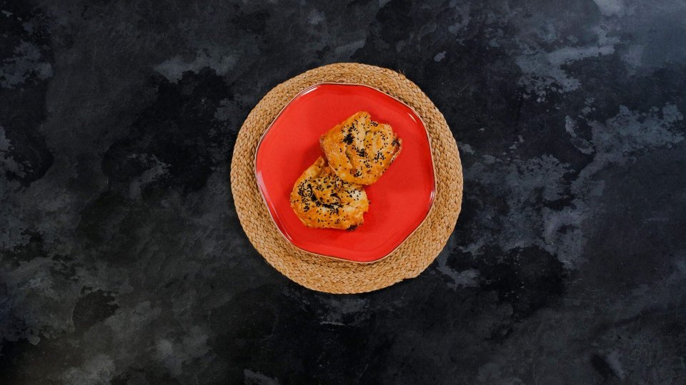 Fırında Hindi Fümeli Ve Kaşarlı Gül Böreği Tarifi