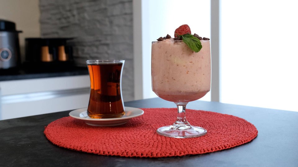 Sütlü Ve Çilekli İrmik Tatlısı Tarifi