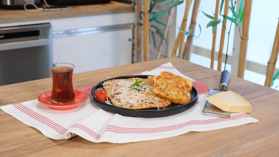 Soğanlı ve Ton Balıklı Omlet Yanında Sarımsaklı Çıtır Ekmek Tarifi