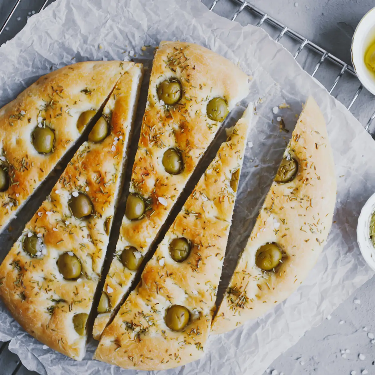 Yeşil Zeytinli Biberiyeli Foccacia Tarifi