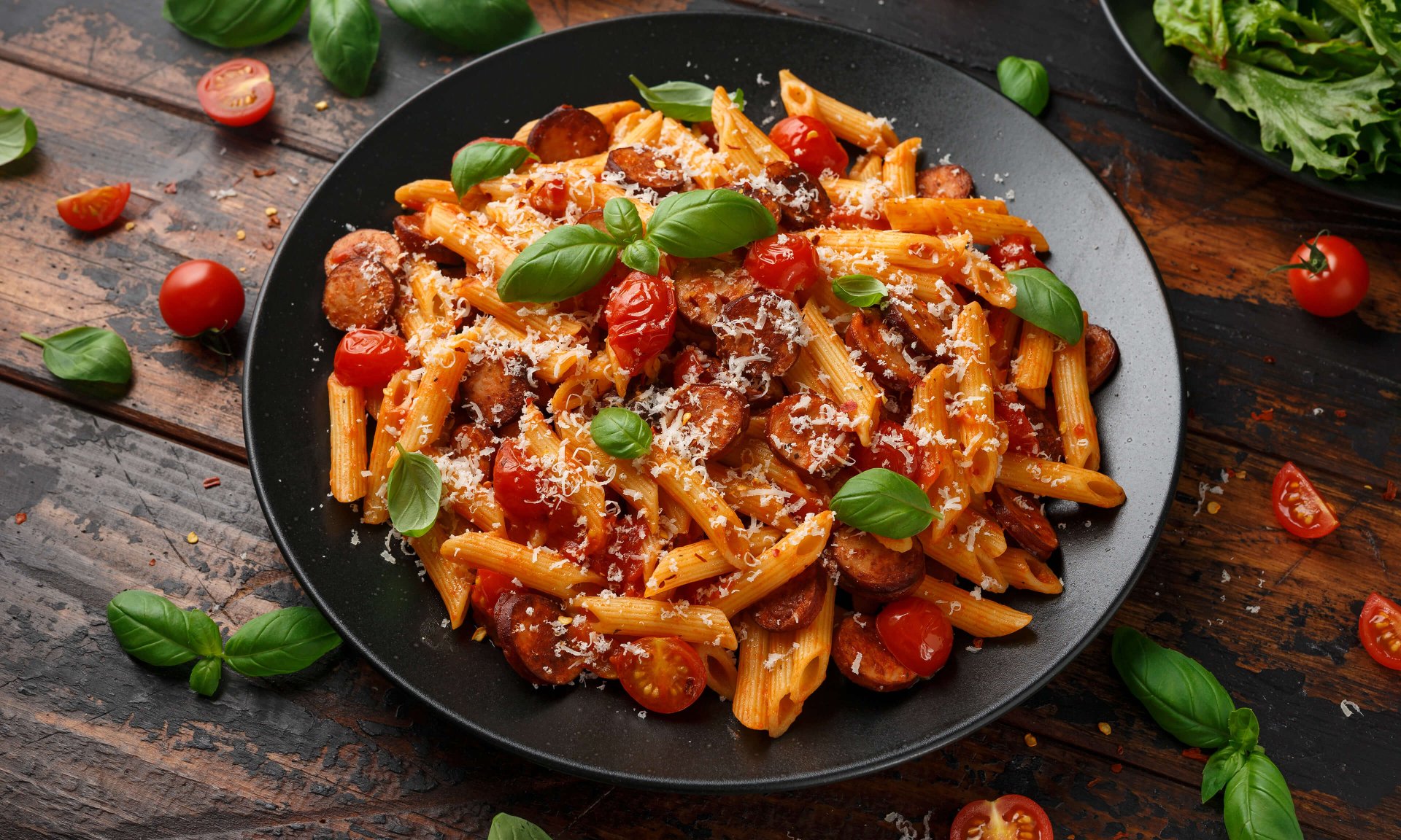 Domates Soslu Sosisli Makarna Tarifi