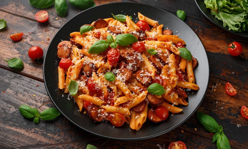 Domates Soslu Sosisli Makarna Tarifi