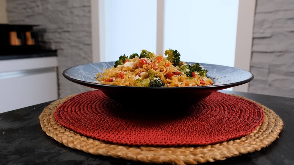 Sebzeli̇ Noodle Tari̇fi̇