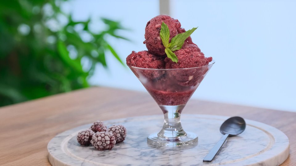 Böğürtlenli Dondurma Nasıl Yapılır?